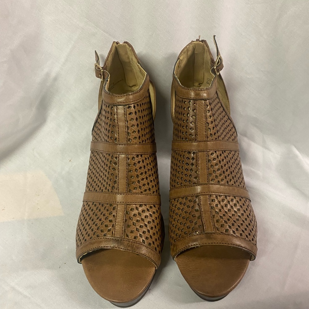 NWOT Brown Women's Peep-Toe Sandals